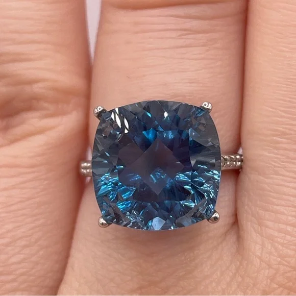 Elegant Blue Topaz Silver Ring - Picture 2 of 5